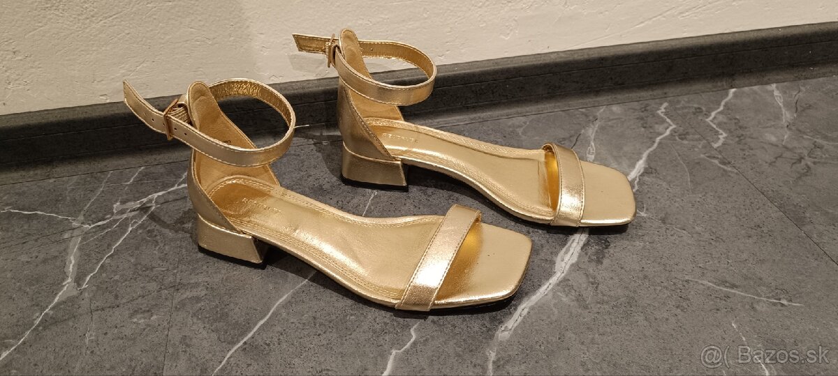 Zlaté sandálky