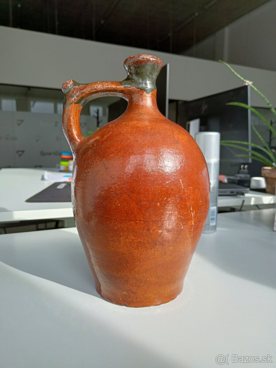 Starý hlinený džbán