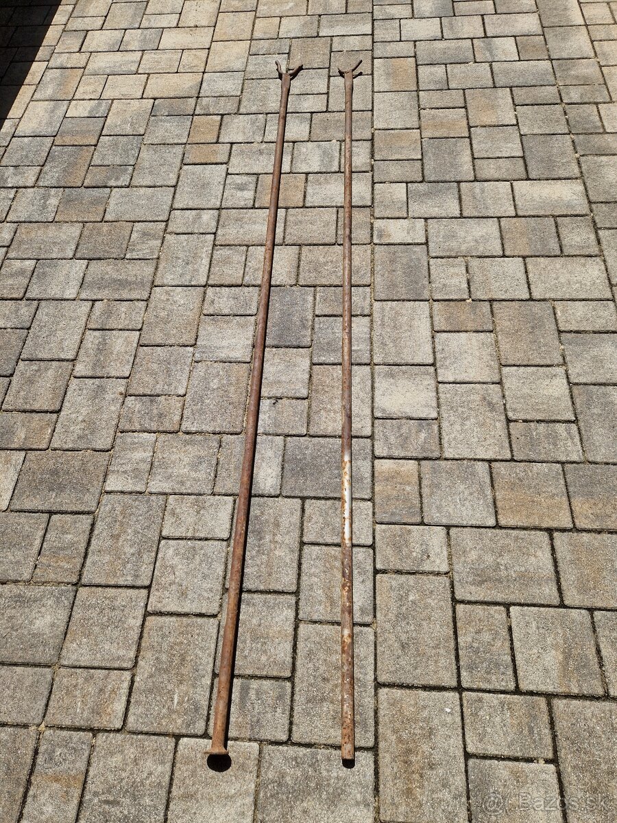 Železné stojky, podpery