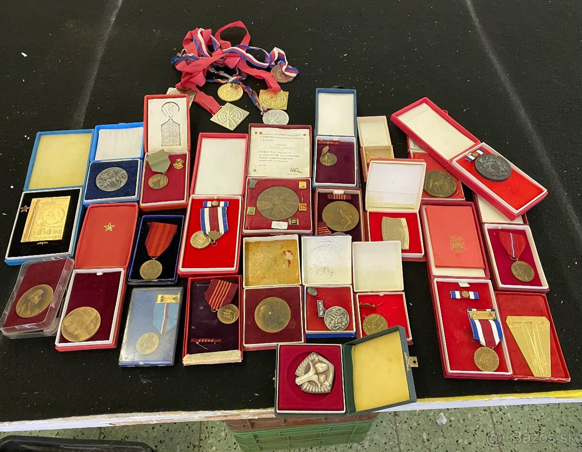 Medaile vyznamenania vojna Militarie odznaky