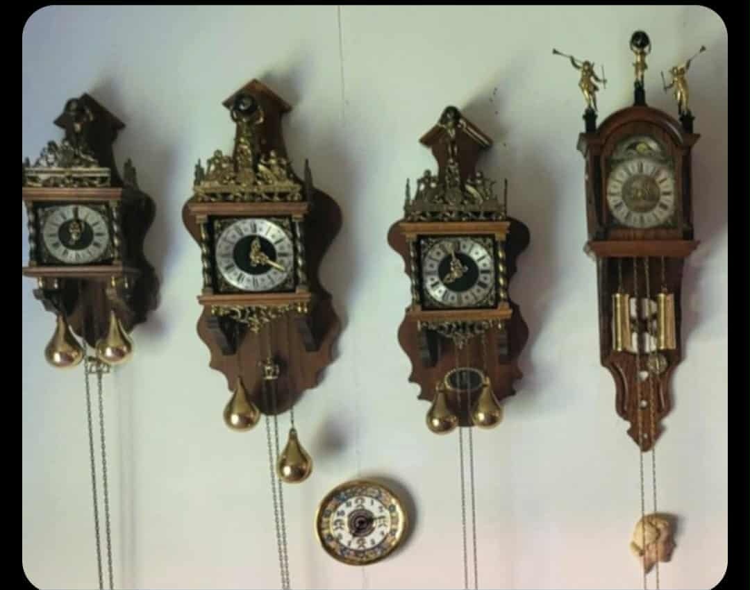 4kusi nástenné hodiny