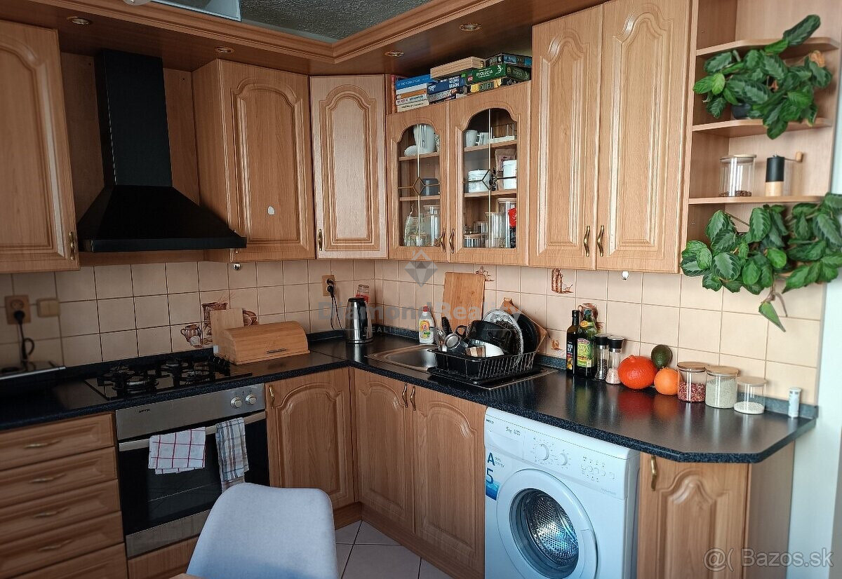 Na prenájom zariadený 2 izbový byt, balkón, Hlavná, Trnava.