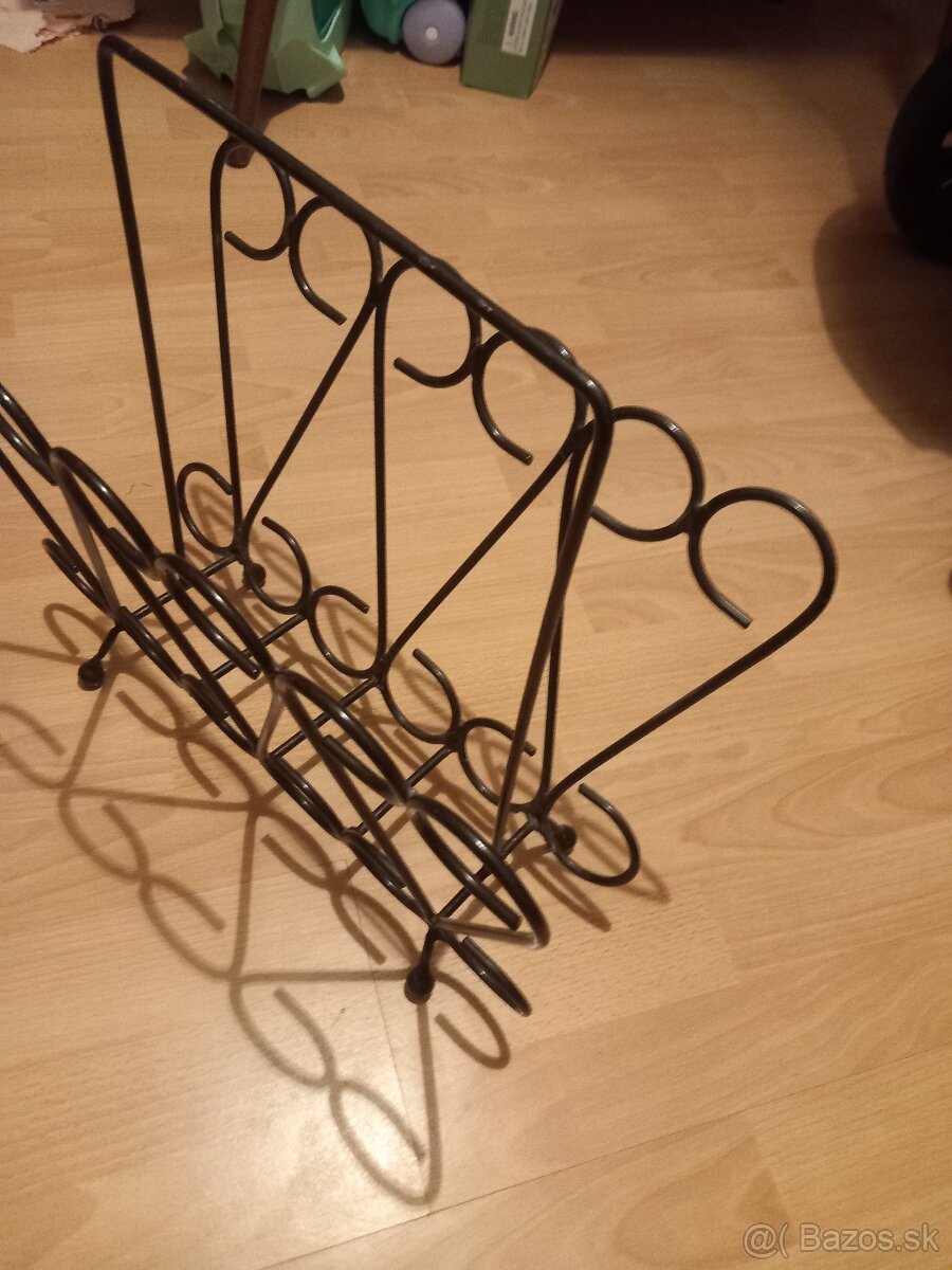 Retro stojan na časopisy