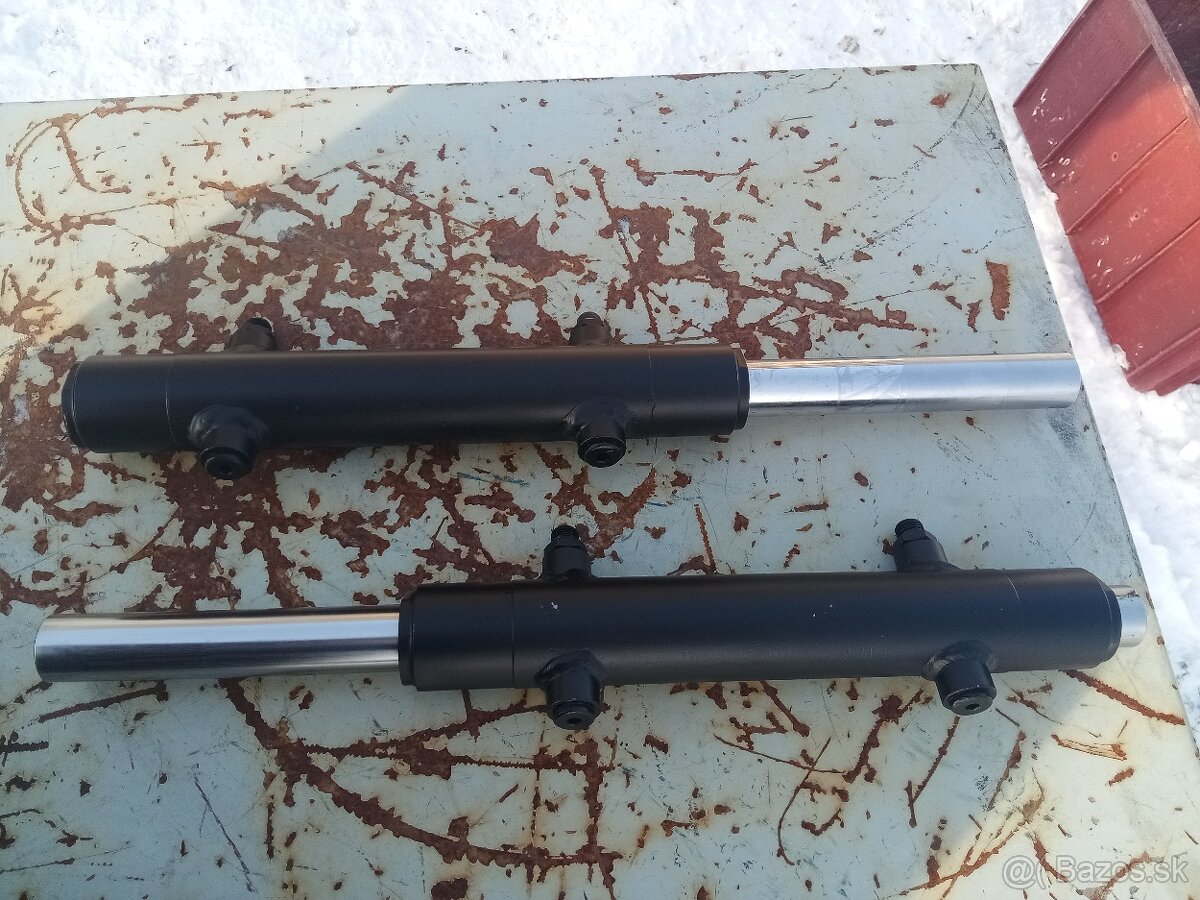 Hydraulický valec obojstranný