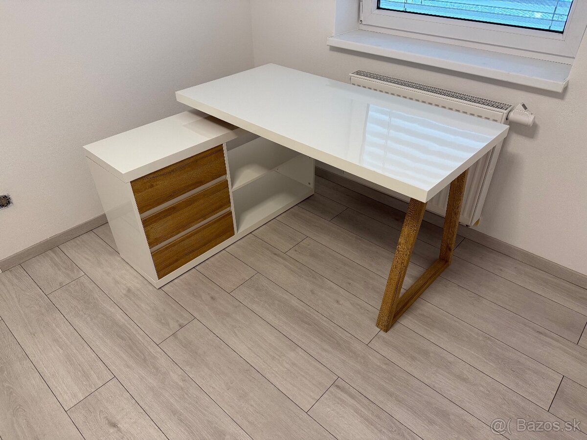 Pracovny kancelarsky stôl