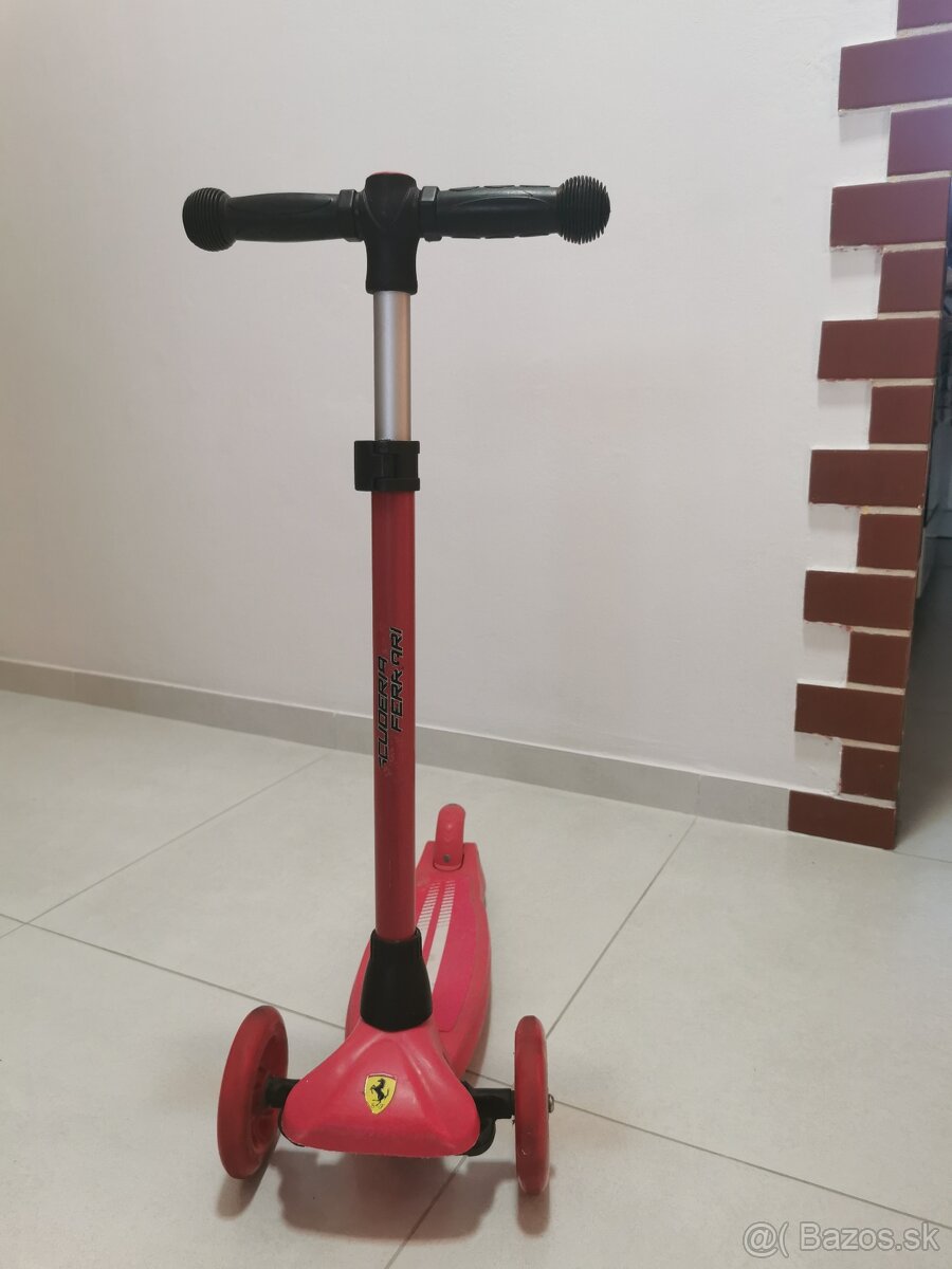 Detská kolobežka Ferrari