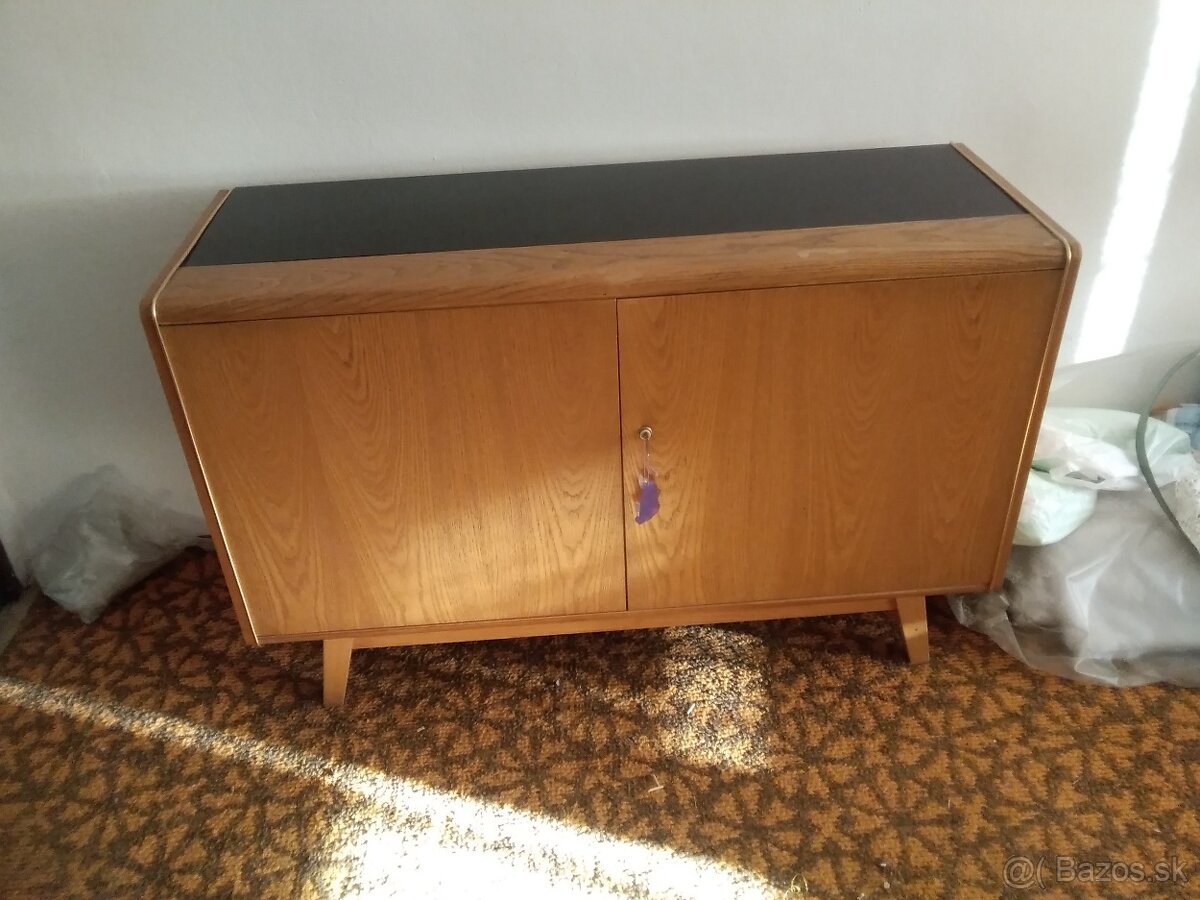 Stará skriňa. sklo skrinka obývačka retro