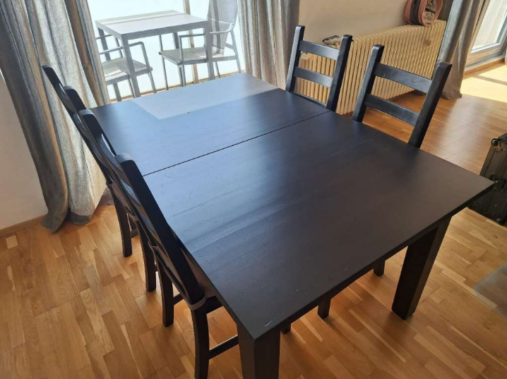 Masívny stôl + 4 stoličky