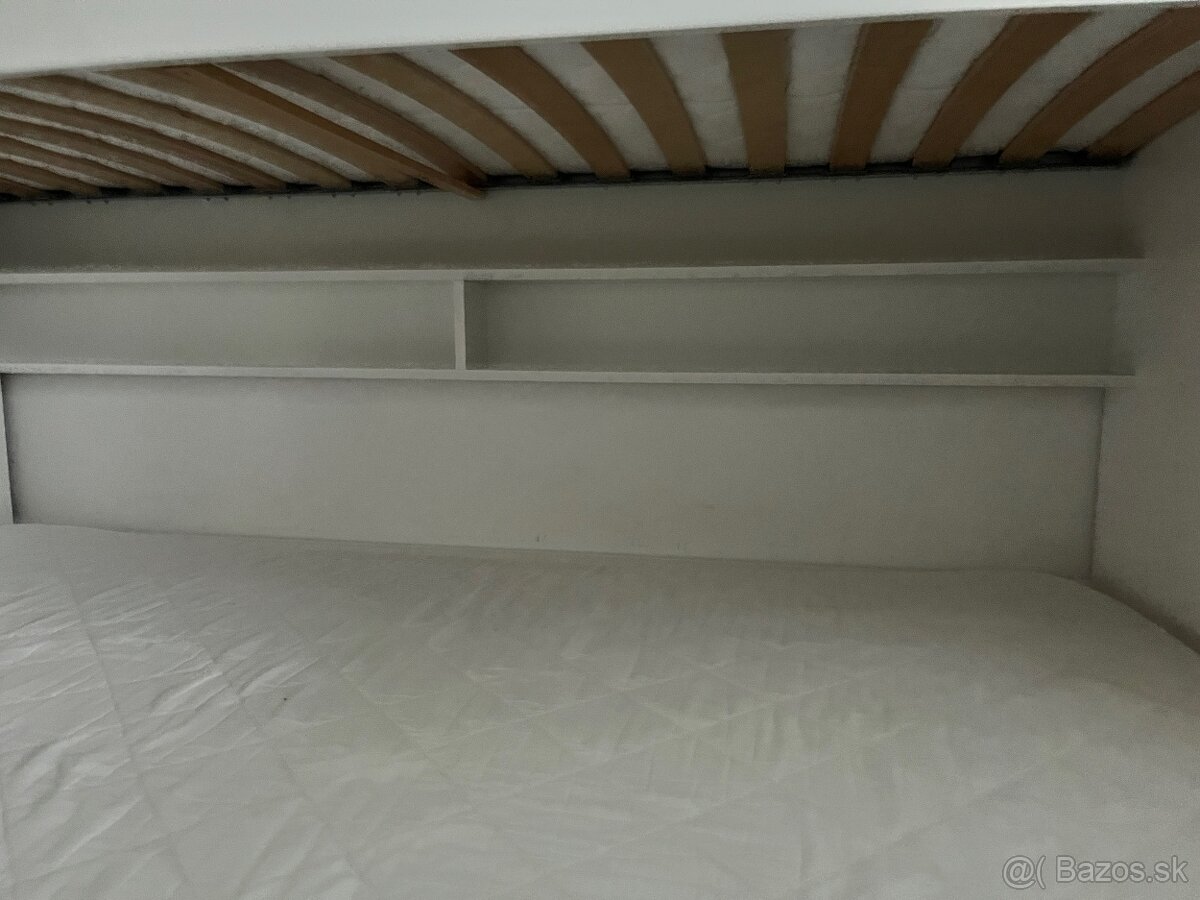 Masívna poschodová posteľ