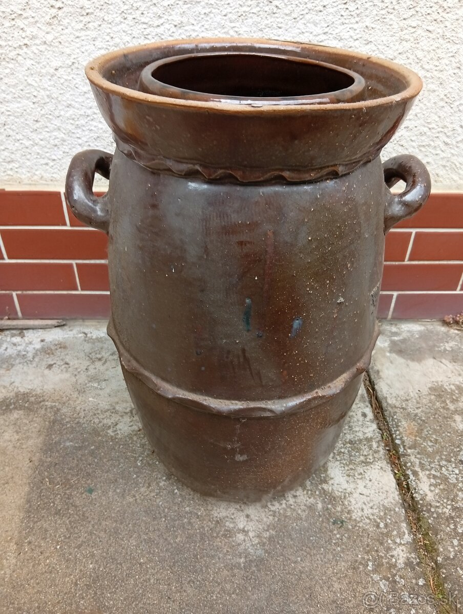 Drevené koryt a kameninový sud