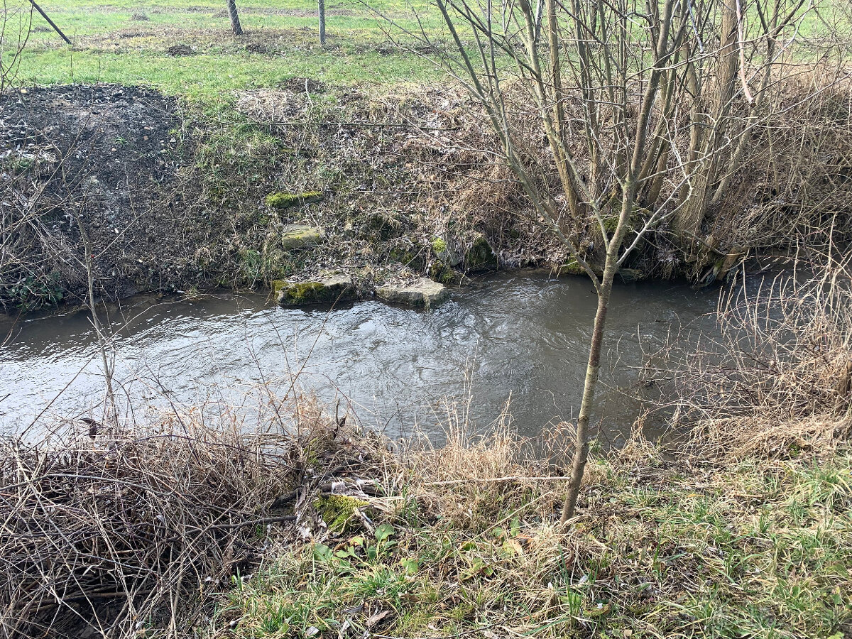 Predáme slnečný pozemok cez ktorý preteká potok 306m2