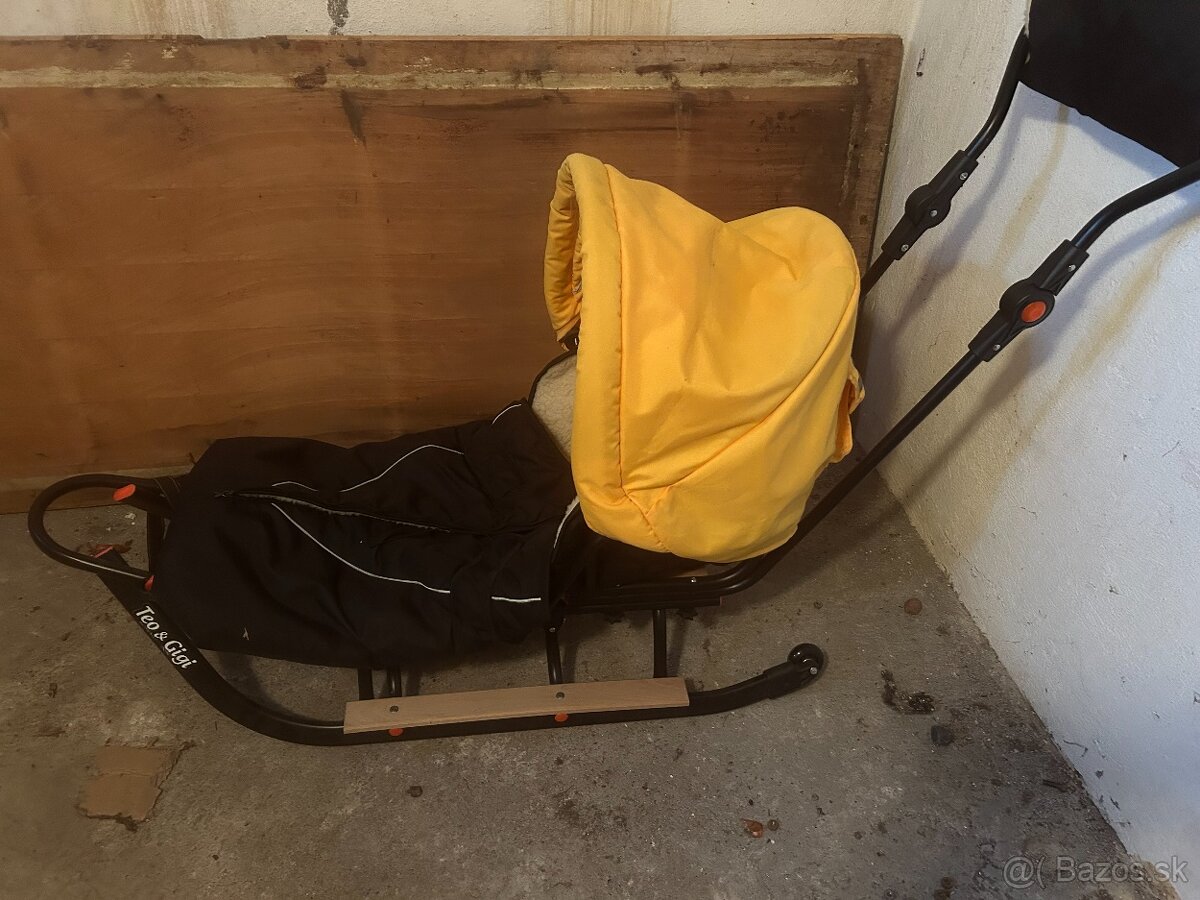 Kovové sánky so strieškou