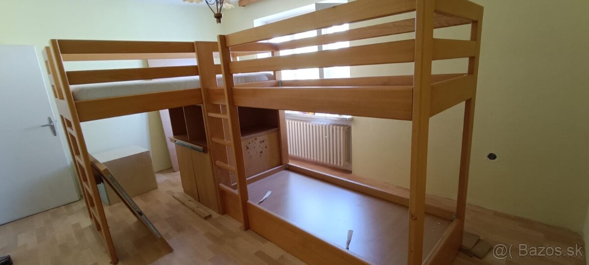 Poschodové postele z masívu s úložným priestorom a skrine.