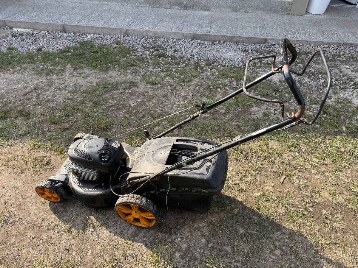 Benzinová kosačka Partner s pojazdom