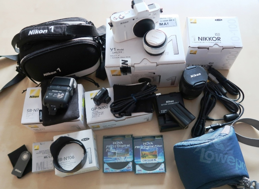 Nikon 1 V1 s príslušenstvom