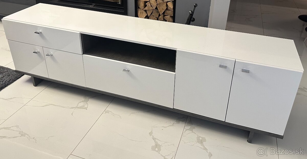 Komoda pod tv