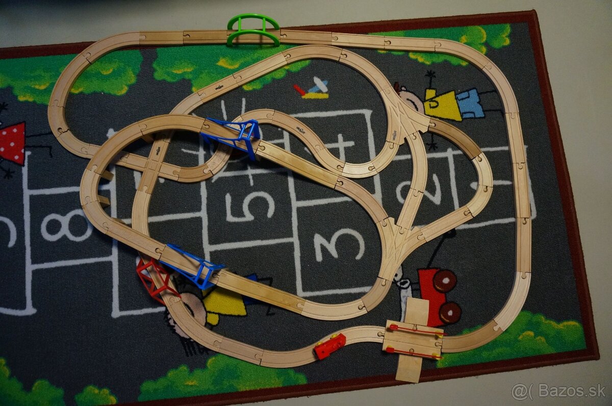 Drevená železnica s vláčikmi