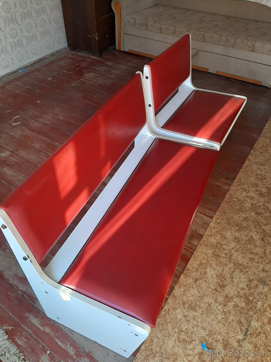 Retro sedačky s červeným čalúnením