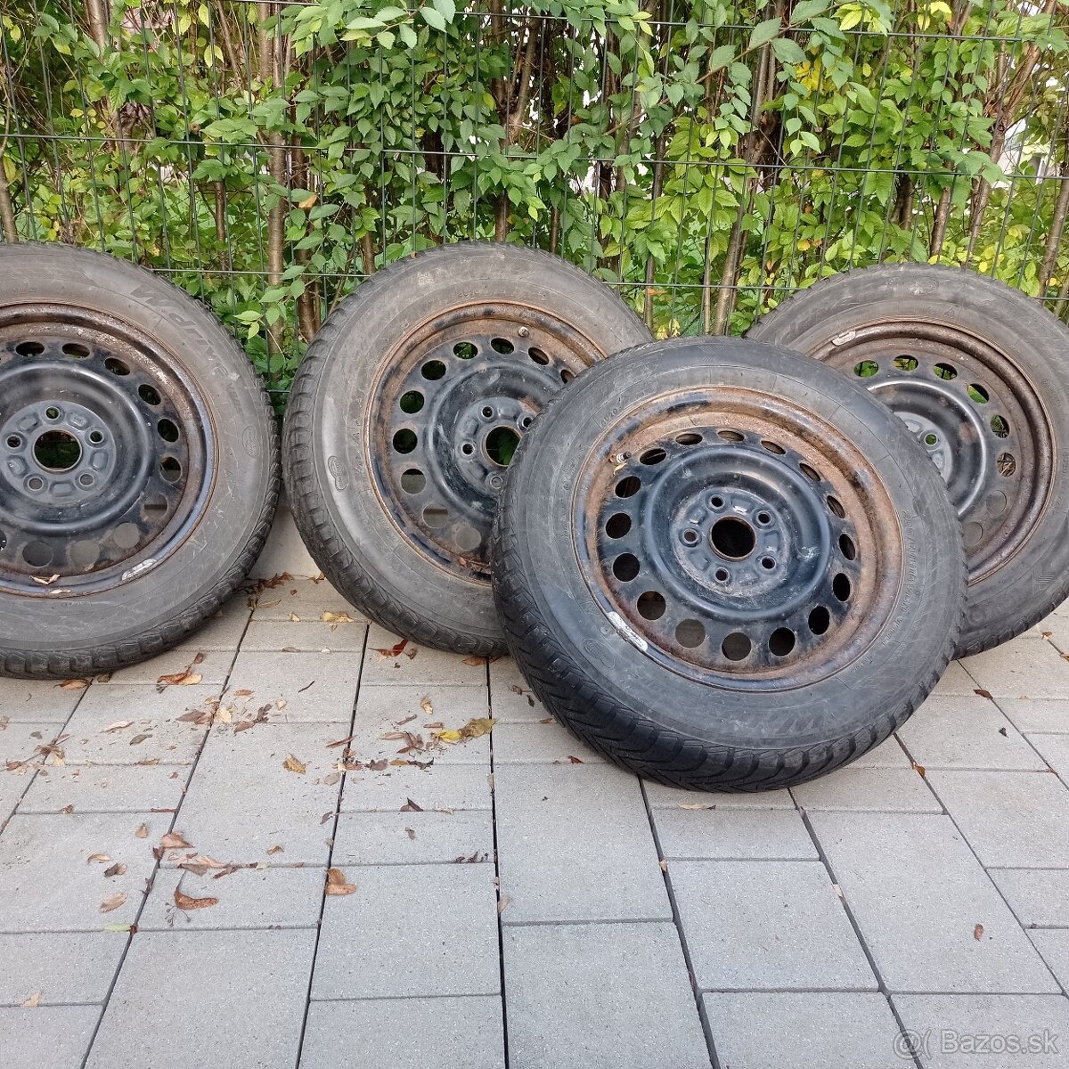 Sada zimných pneumatík na plechových diskoch
