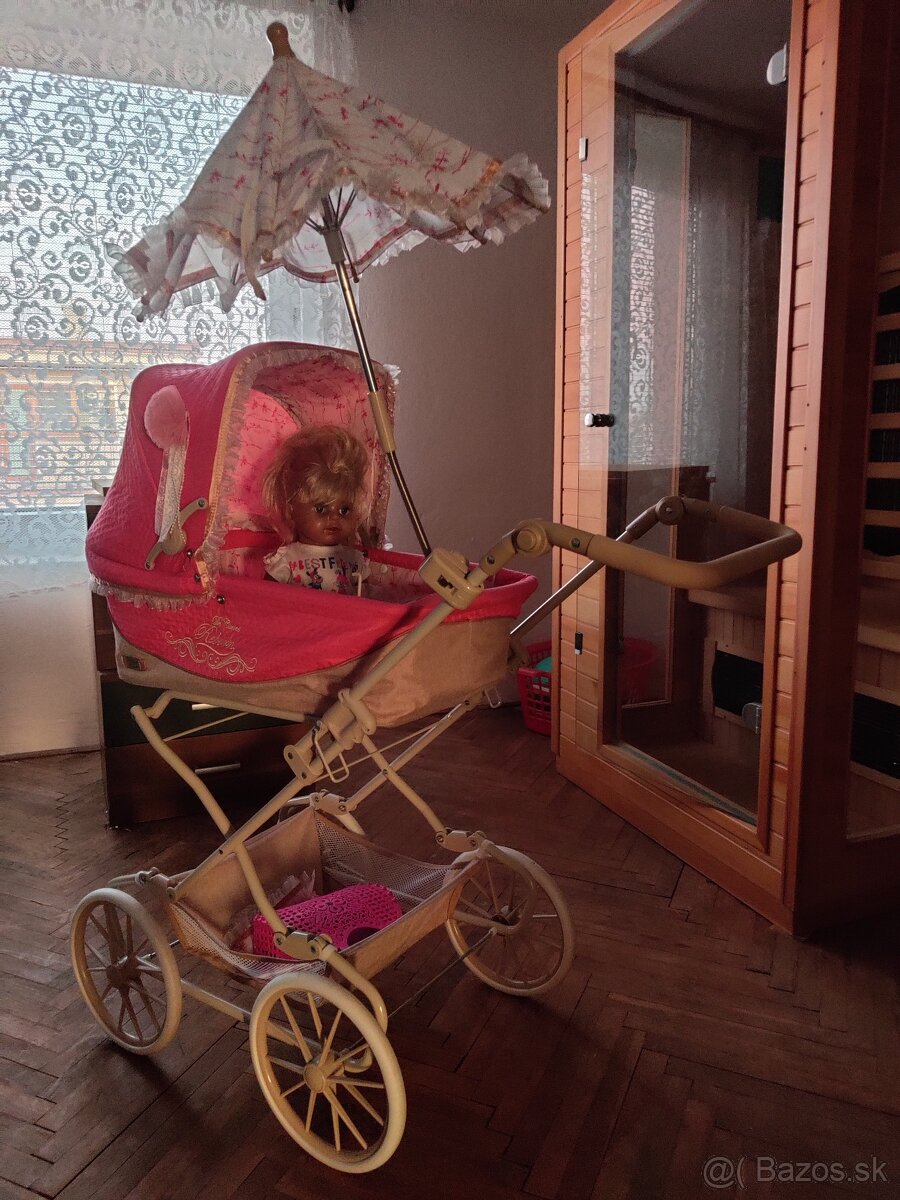 Kočík s bábikou.