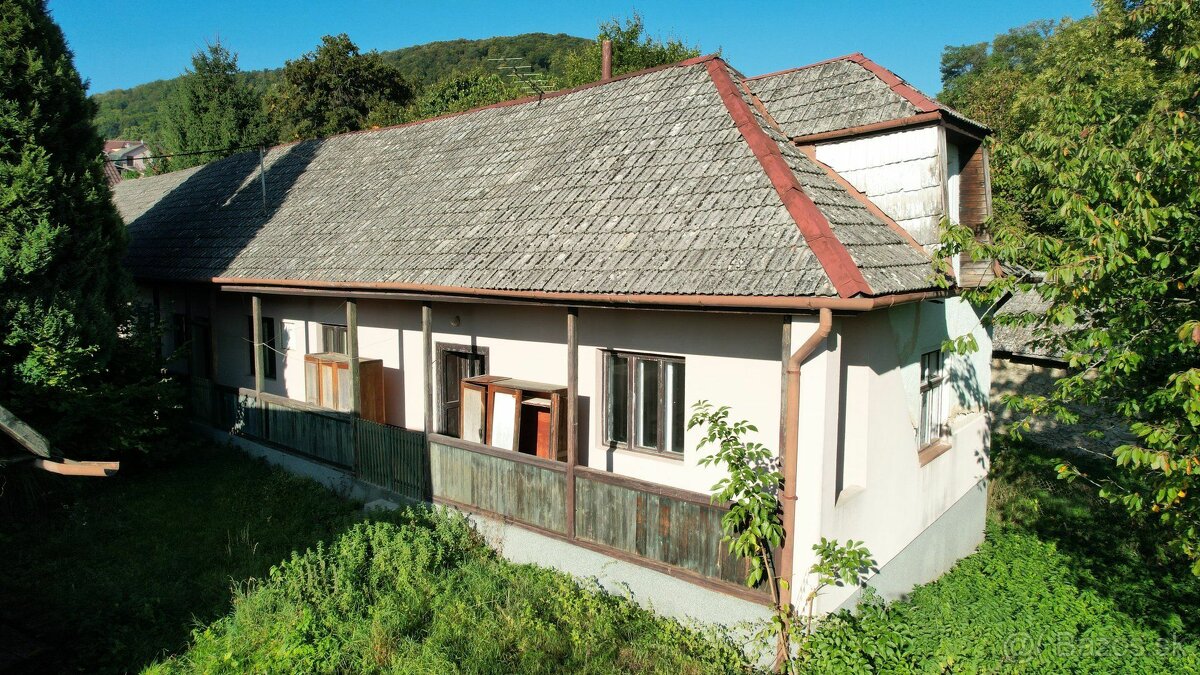Na predaj starší rodinný dom s veľkým pozemkom v obci Trenči