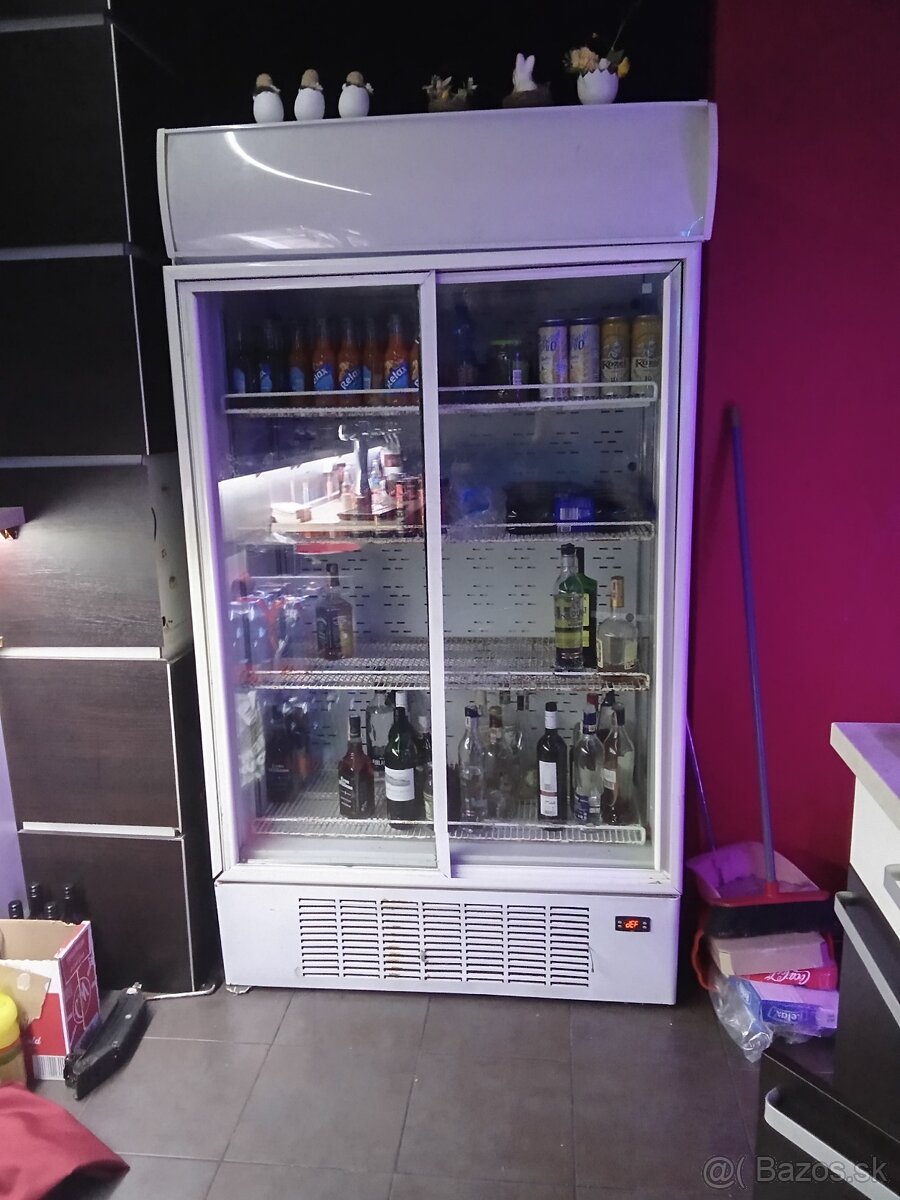 Stoličky a chladnička do podniku