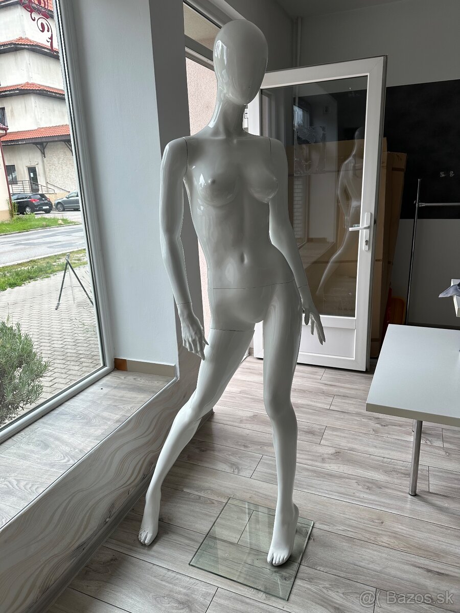 Figurína