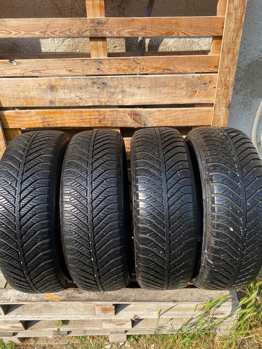 Celoročné Pneumatiky Goodyear 215/60R17