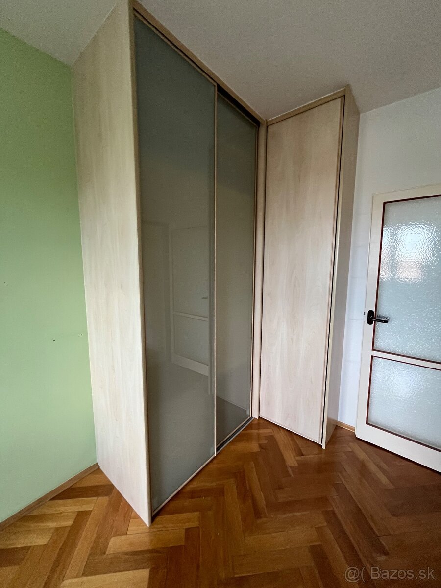 Vstavana skrina