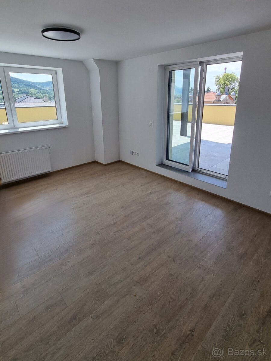 Priestranný 2-izbový byt s obrovskou terasou v centre Bytče