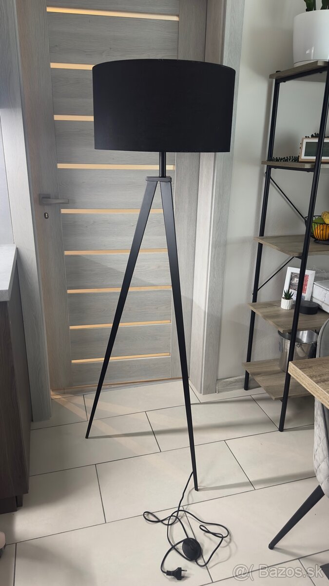 Stojaca lampa cierna