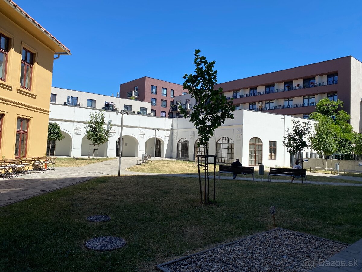 Vnútorné parkovacie státie v novostavbe v centre Košíc