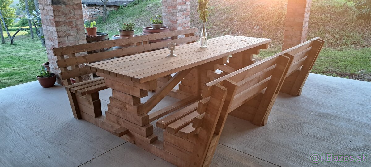 Drevený záhradný nábytok