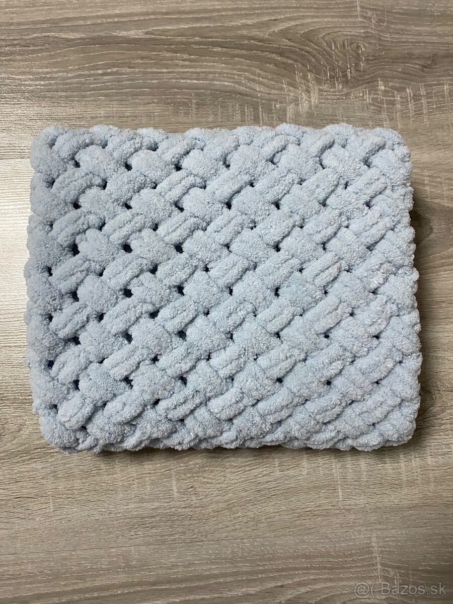 Háčkovaná sivá deka z jemnej eco vlny