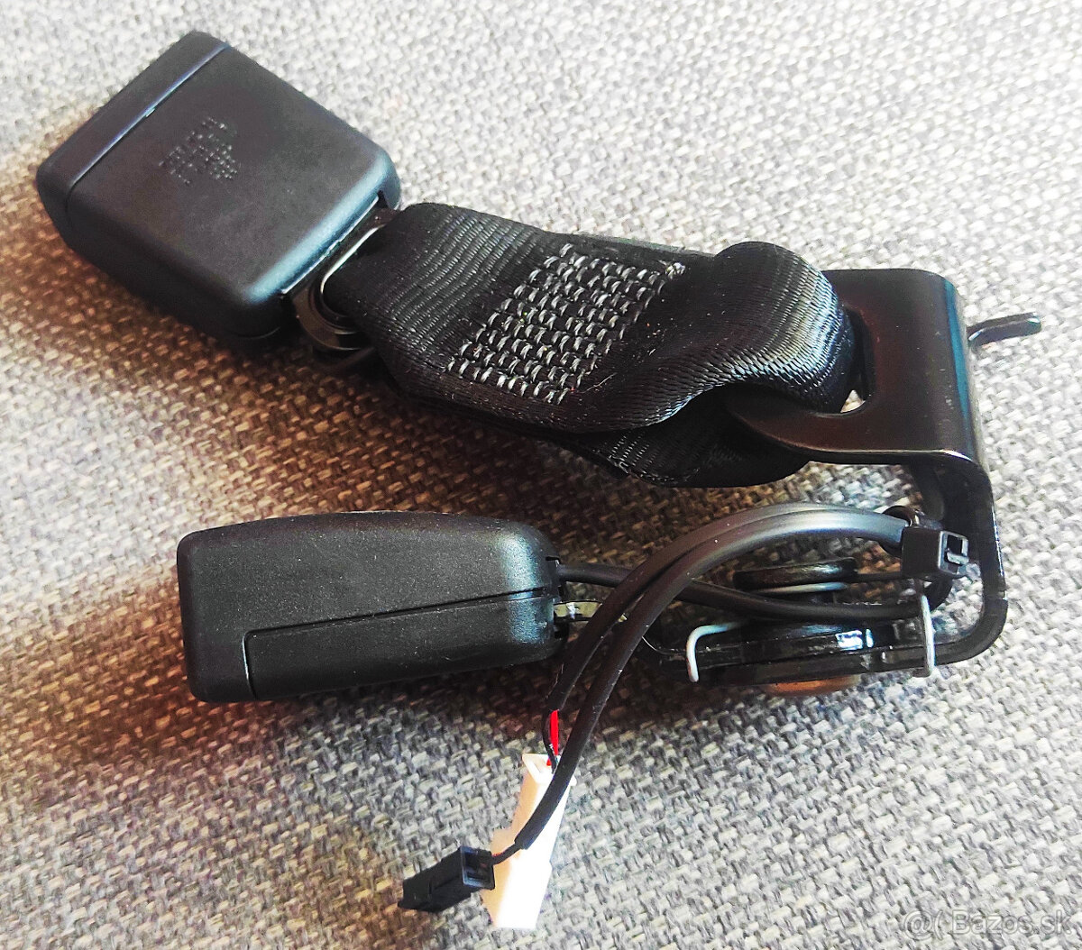 zámok zadného bezpečnostného pásu na BMW