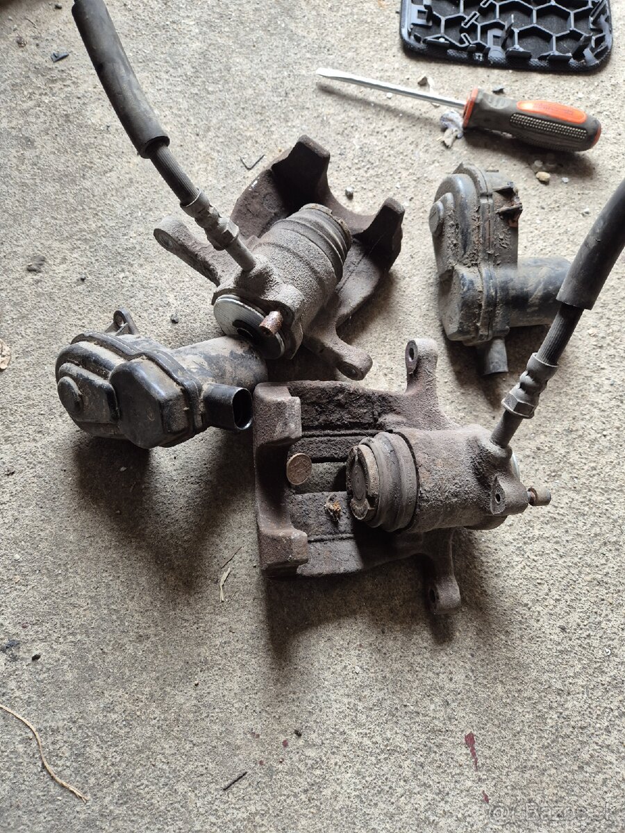 Zadné strmene audi a4 b8 s motorčekmi