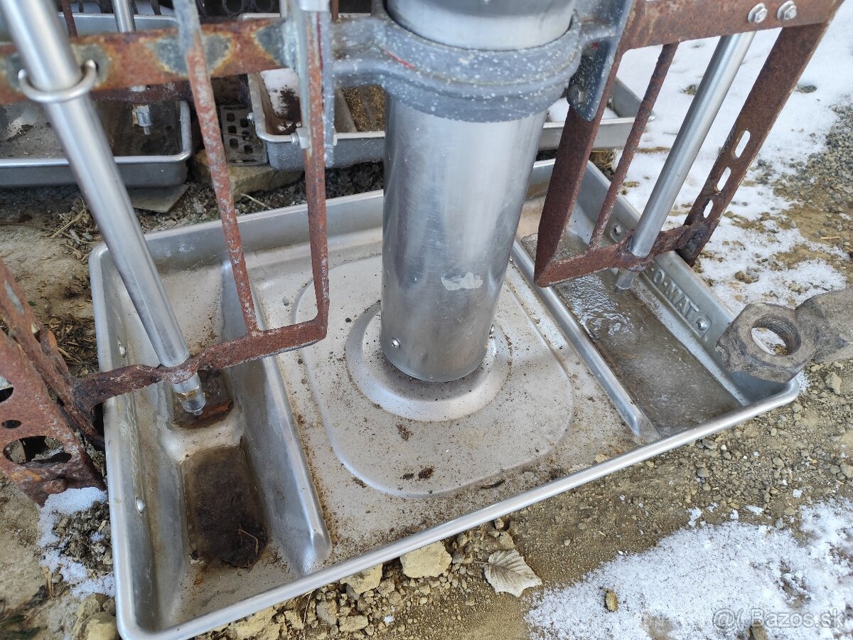 Krmitko so zásobníkom