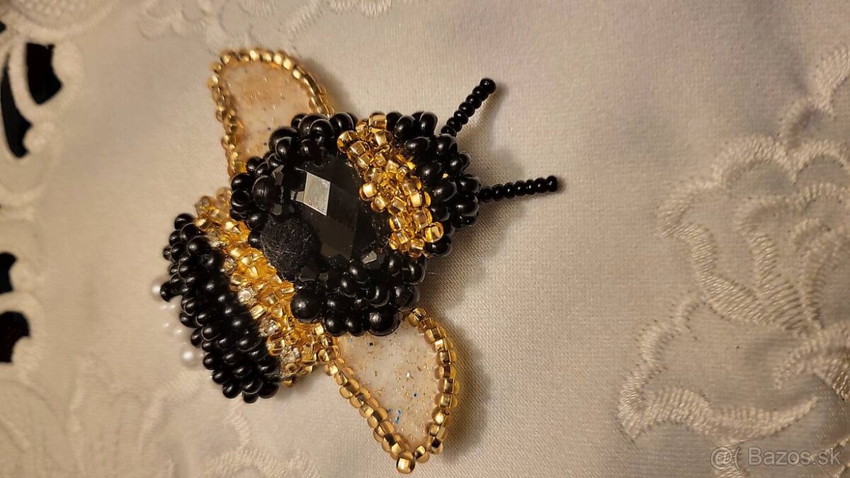 Obézny čmeliak zlava