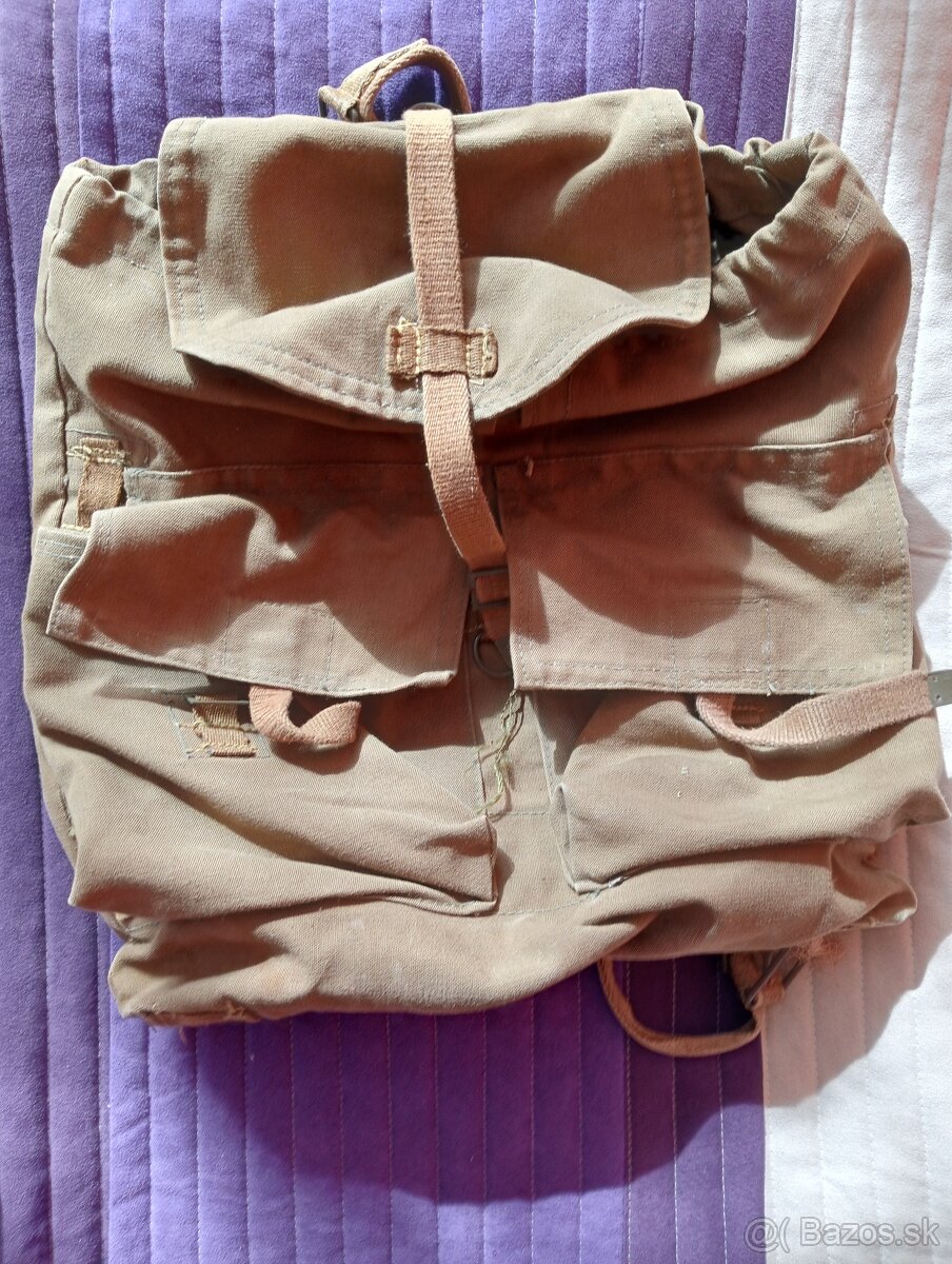 Vojenský retro ruksak