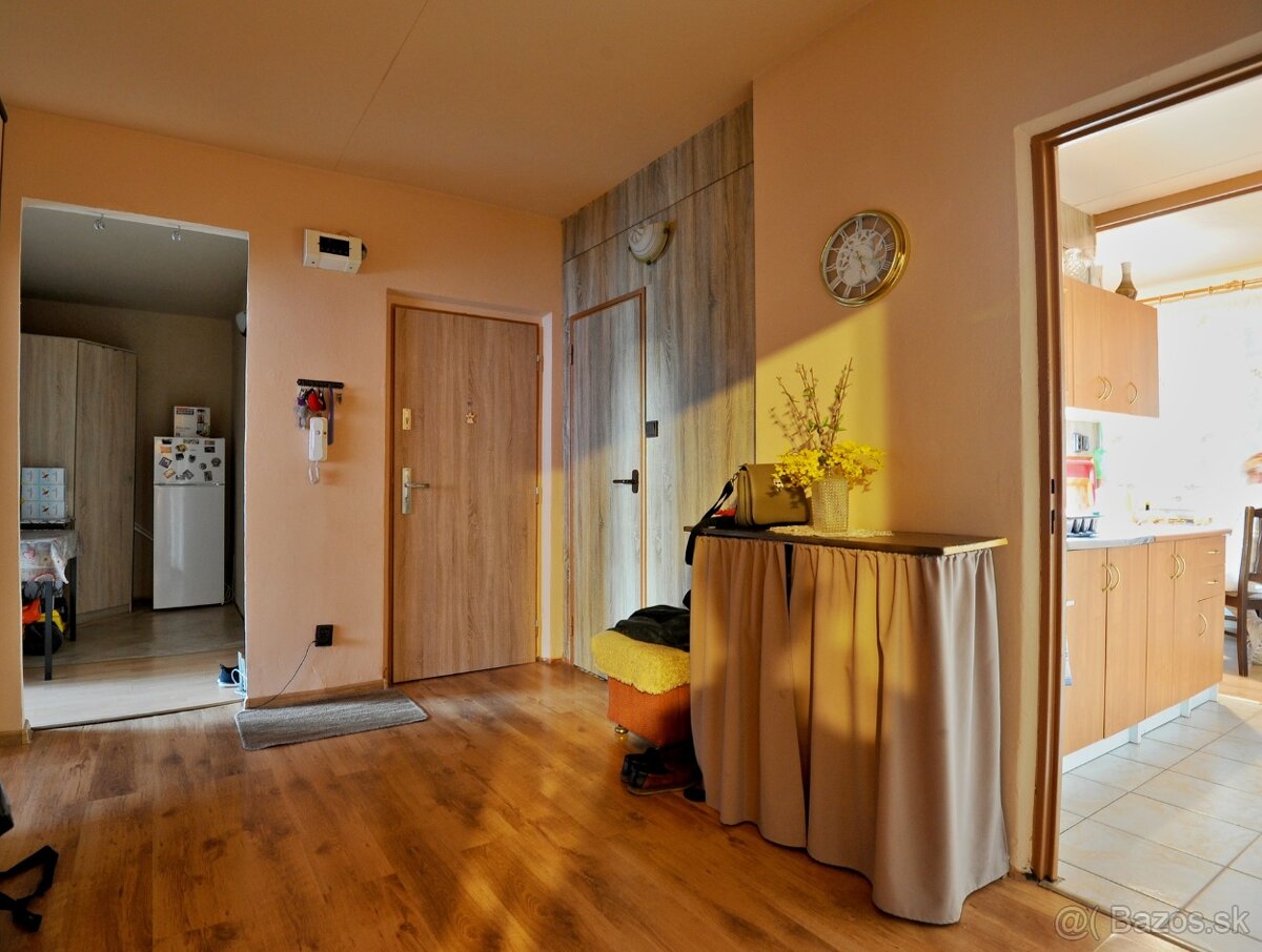 Veľký 4 izbový byt s balkónom - Na predaj