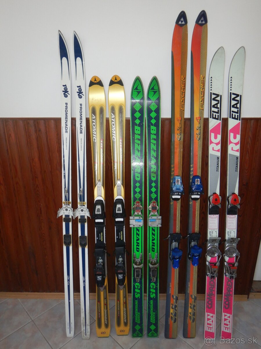 5 párov lyží, všetko spolu za 50 EUR