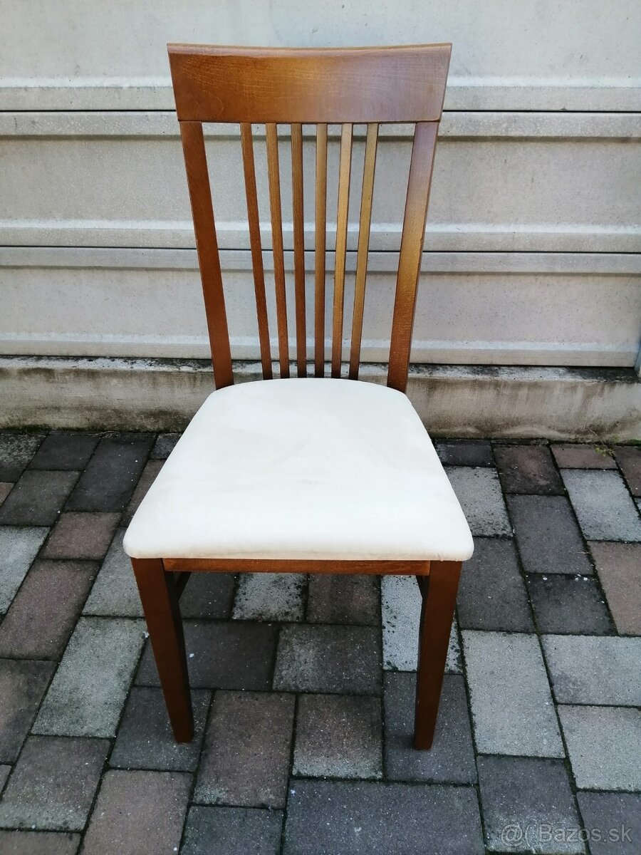 rozložiteľný masívny stol + 8 stoličiek