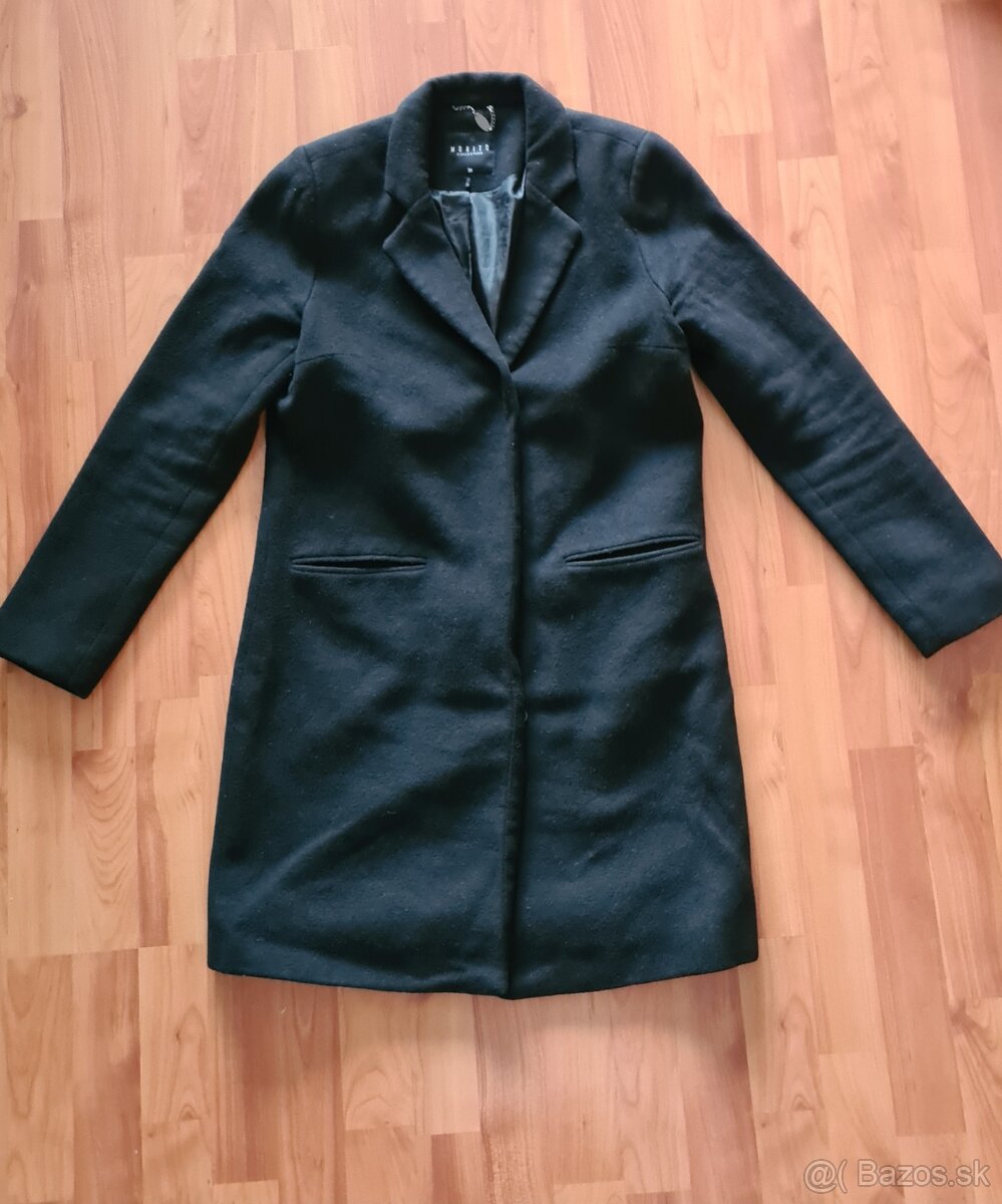 Cierny kabat so stylovym napisom