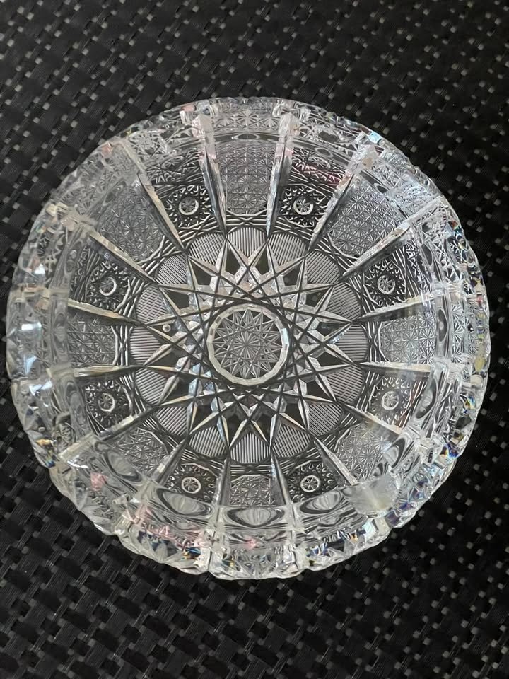 Krištálový brúsený popolník