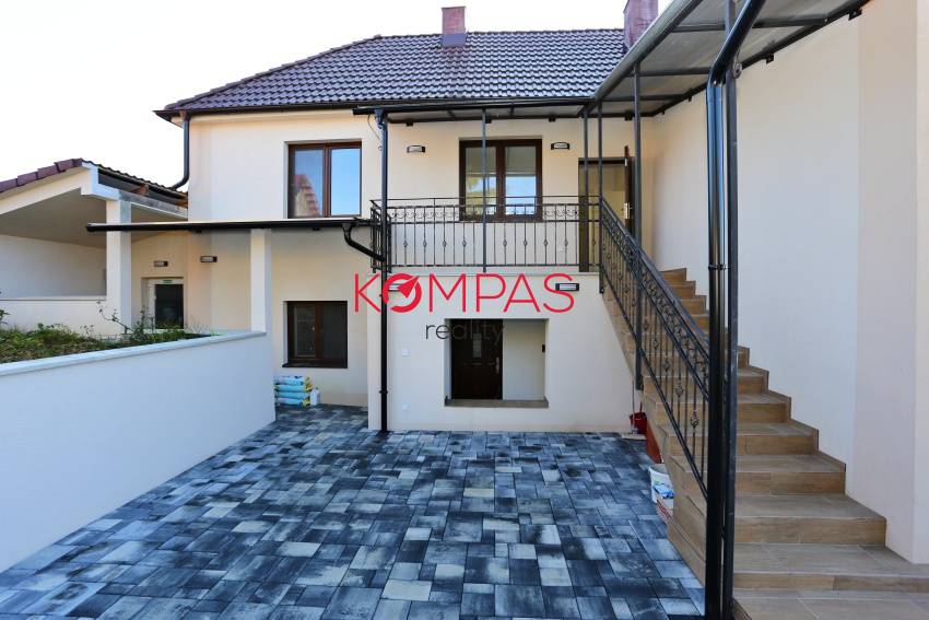 KOMPLETNE-NOVO PREROBENÝ DOM, STAČÍ SA IBA NASŤAHOVAŤ, HALIČ