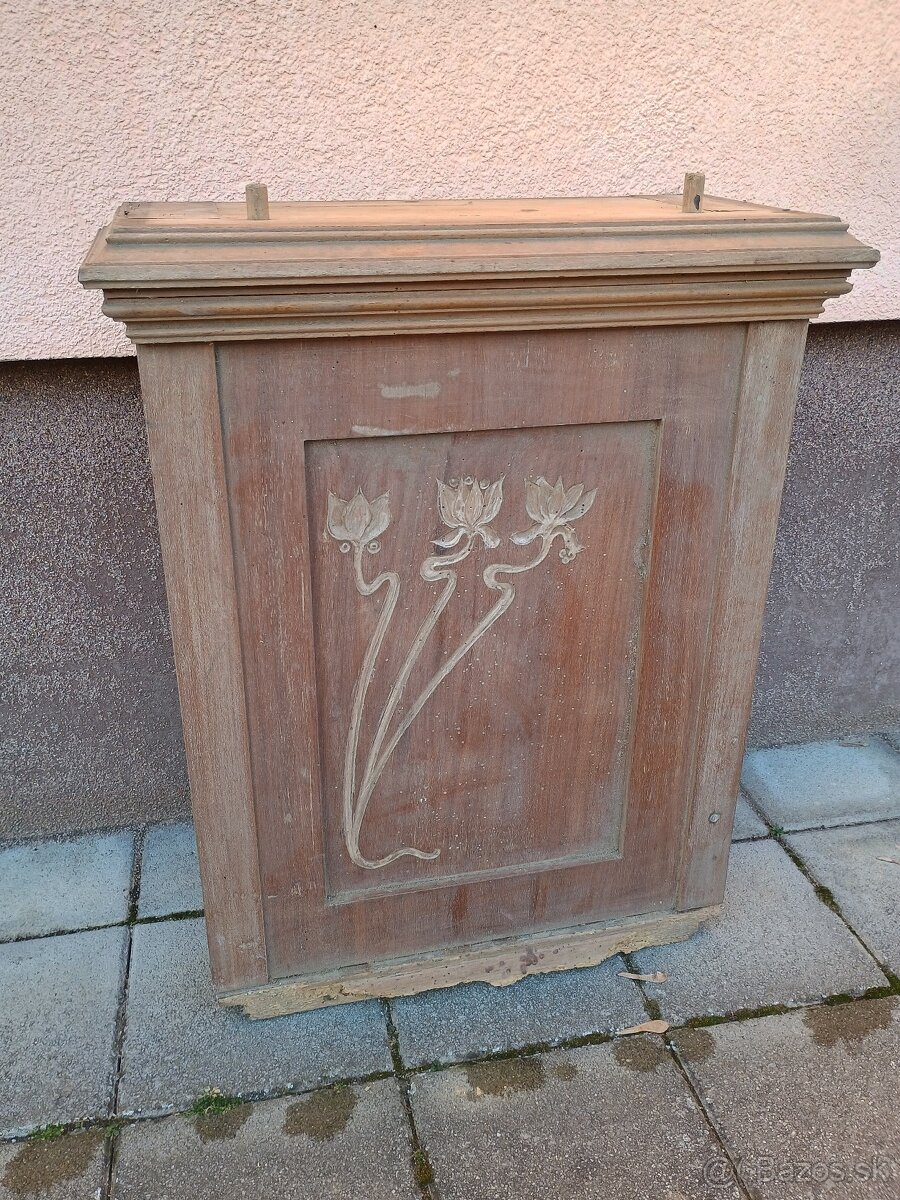 Secesná skrinka na podlahové hodiny