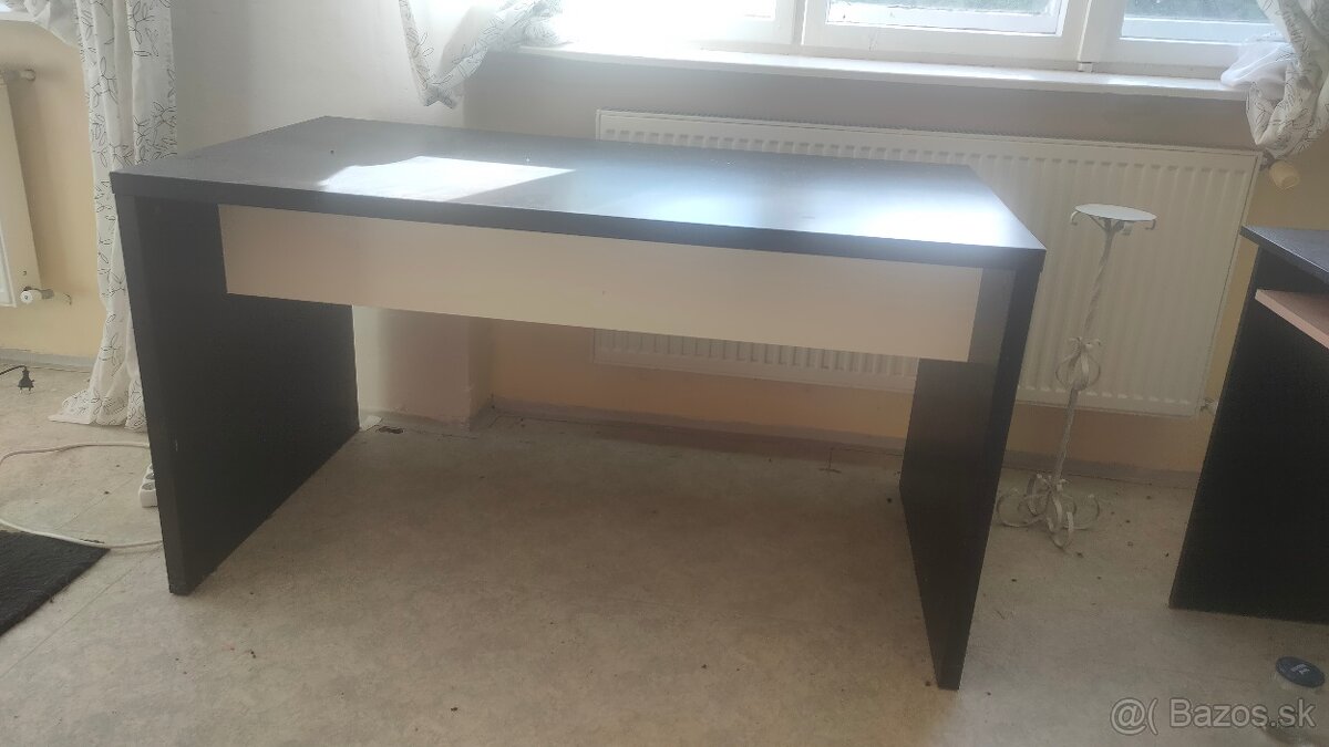 Stoly a stolíky a nábytkova stena, písacie stoly.