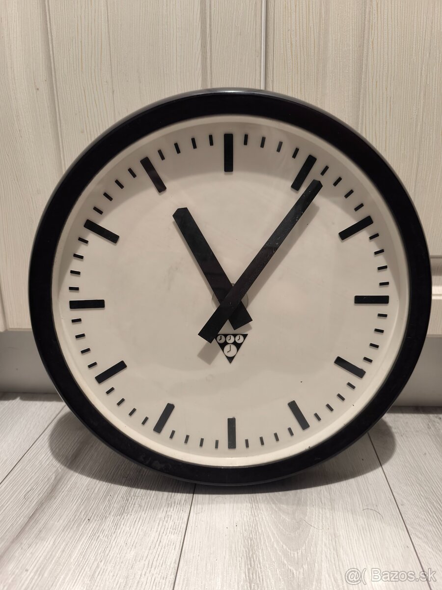 Bakelitové hodiny Pragotron