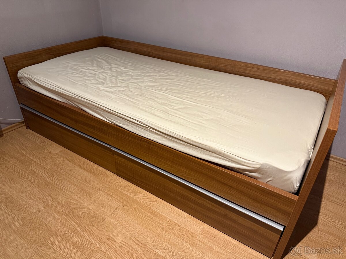 Posteľ s úložným priestorom a madracom