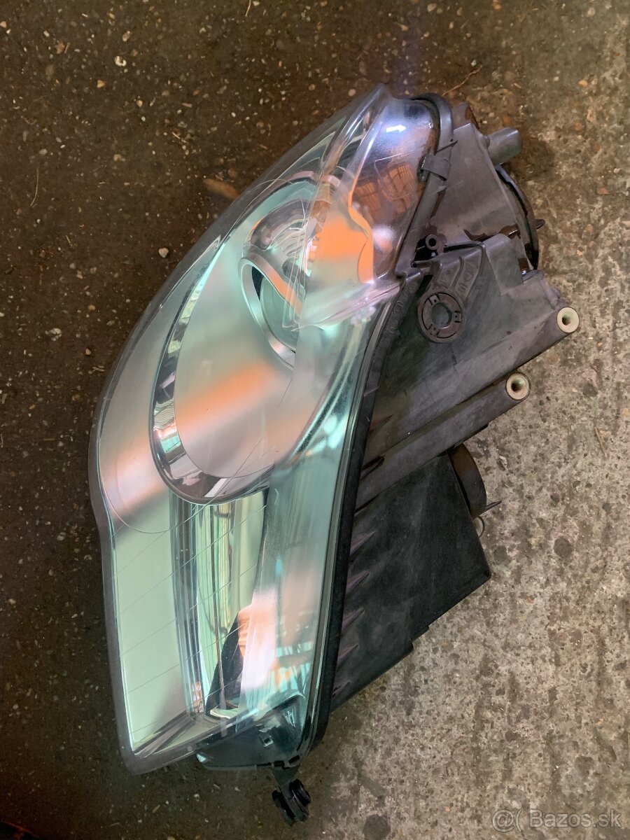 Predam predne svetlo VW Touran lift
